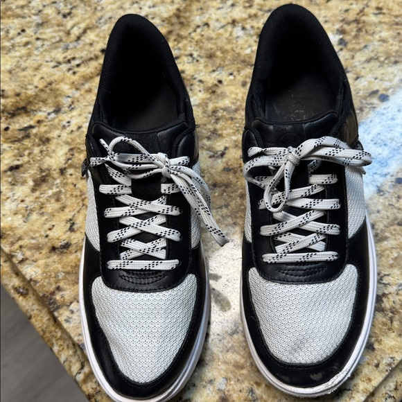 Kizik slip on Black and White Women's Sneakers size 8 - Picture 1 of 3
